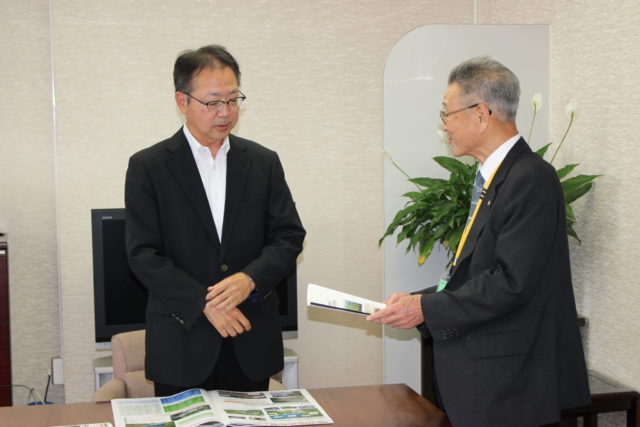 印藤北陸農政局長に要望する関川地区土地改良区連合永井理事長