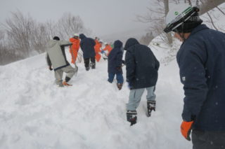 雪上車の通る道を人力で除雪します。