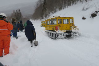 雪上車で笹ヶ峰ダムに向かいます